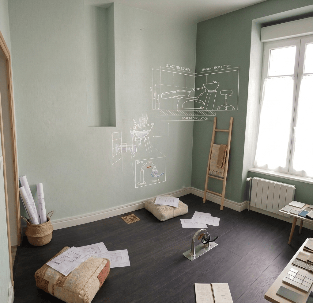 Aménagement d'un espace head spa professionnel avec plans techniques, robinetterie encastrée et schéma mural indiquant l'espace nécessaire pour installer une table head spa