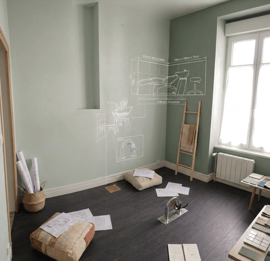 Aménagement d'un espace head spa professionnel avec plans techniques, robinetterie encastrée et schéma mural indiquant l'espace nécessaire pour installer une table head spa