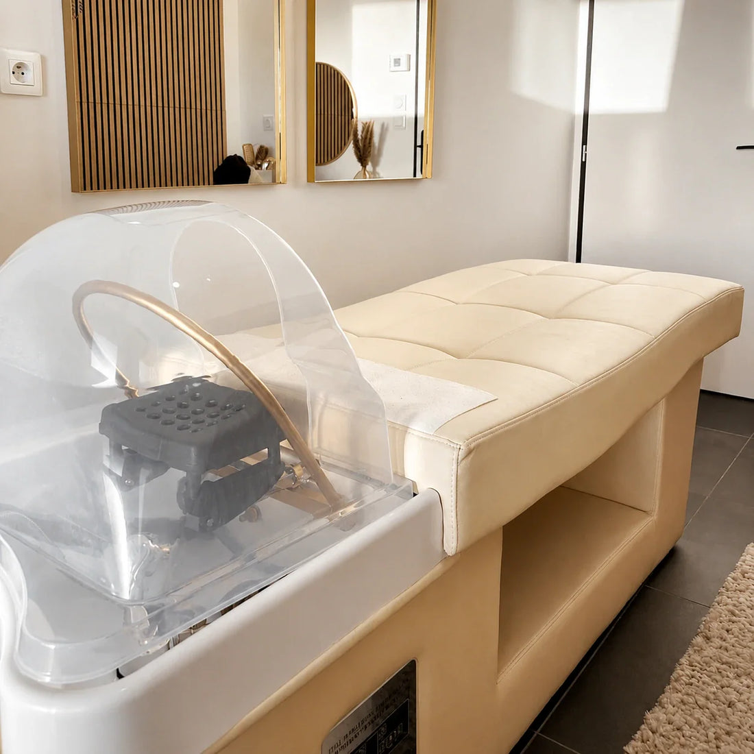 Cabine Head Spa professionnelle avec table de soin crème et dôme vapeur Sakura Head Spa dans un espace bien-être haut de gamme.