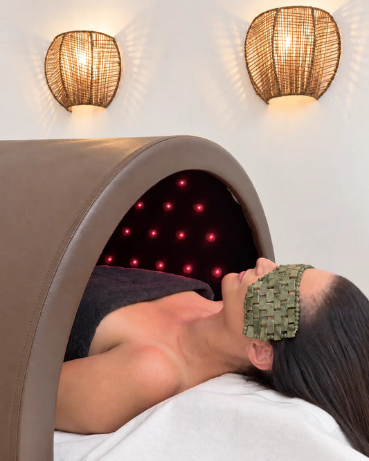 Client allongée dans le sauna japonais Haruki Dôme avec masque de jade sur les yeux