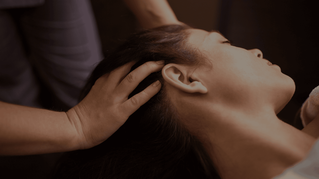 Massage crânien head spa japonais en cabine professionnelle — technique de soin du cuir chevelu