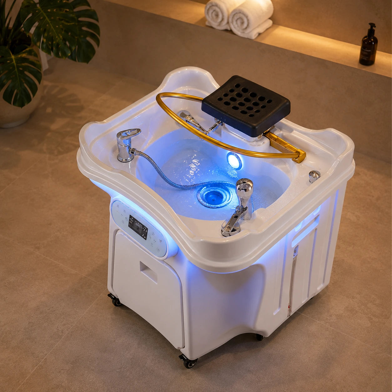 Intérieur du bac head spa japonais Izumi — vue plongeante, eau avec reflets LED bleu, robinet doré et accessoires
