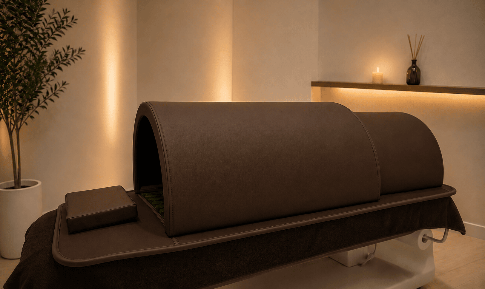 Sauna dôme Haruki coloris Marron — vue produit sur table de soin, cabine spa professionnelle