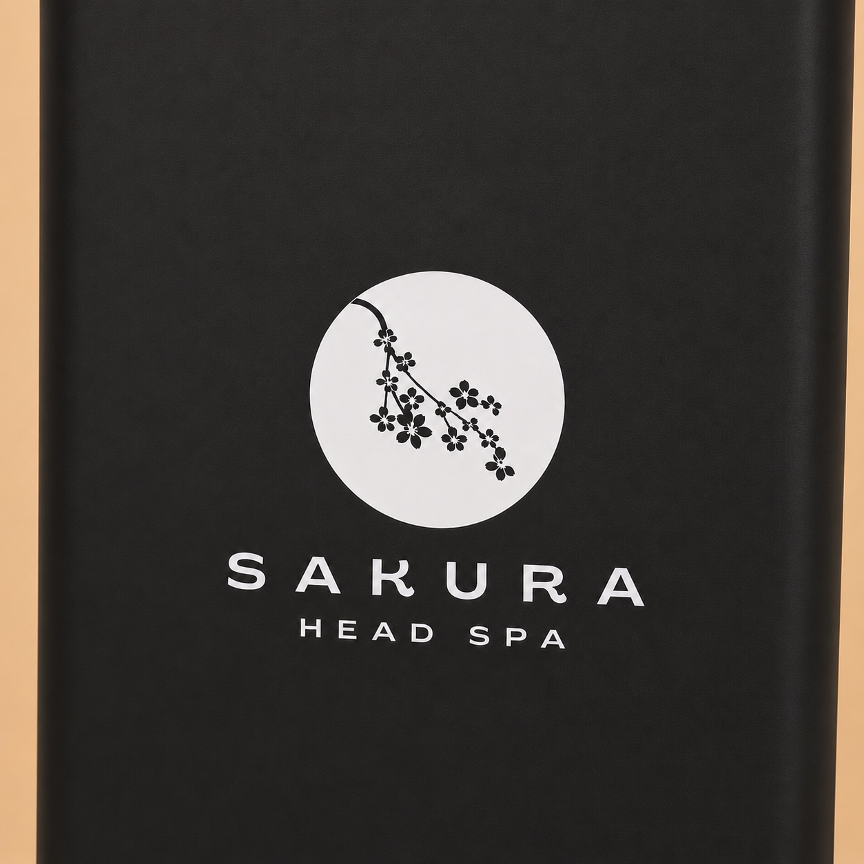Logo Sakura Head Spa sur corps noir mat vapozone